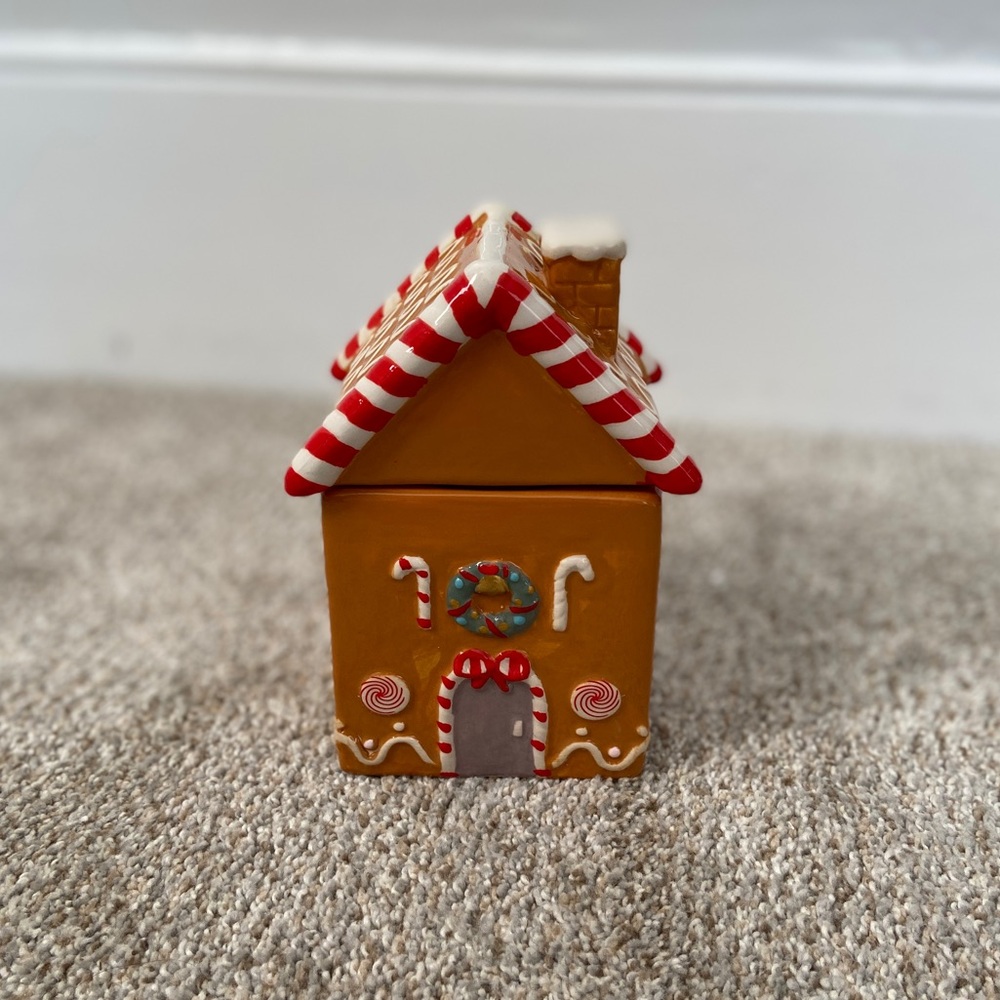 NWT Gingerbread House Candle